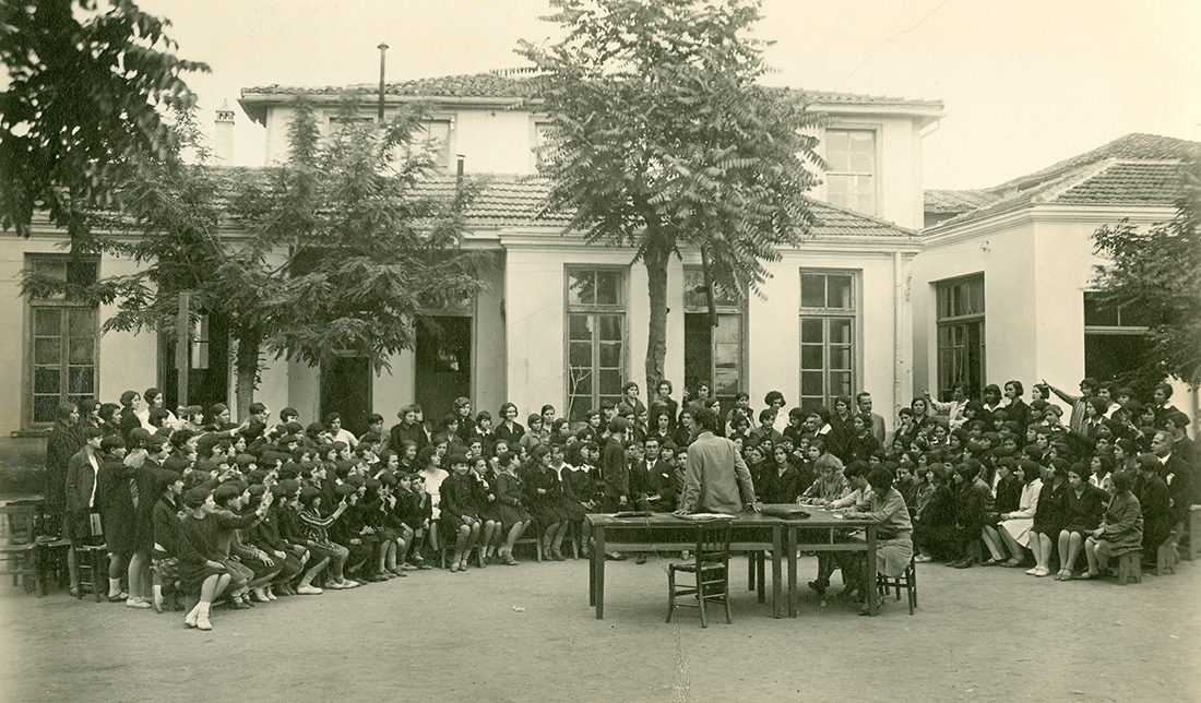Διδασκαλείο Θηλέων Θεσσαλονίκης, μία από τις πραγματοποιούμενες κάθε Πέμπτη Συγκεντρώσεις του Σχολείου