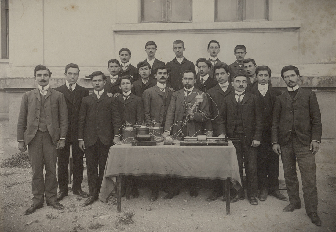 Γυμνάσιο Μυτιλήνης : οι απόφοιτοι του 1907 με τον δάσκαλό τους Μιχαήλ Στεφανίδη στο κέντρο. Δεξιά του Μ.Στεφανίδη διακρίνεται ο Μίλτος Κουντουράς.