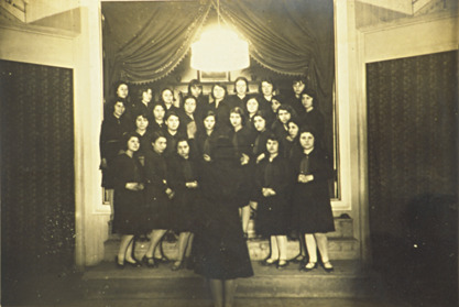 Φεβρουάριος 1930. Χορωδία της Ε' Τάξης του Διδασκαλείου Θηλέων Θεσσαλονίκης υπό τη διεύθυνση μαθήτριας.