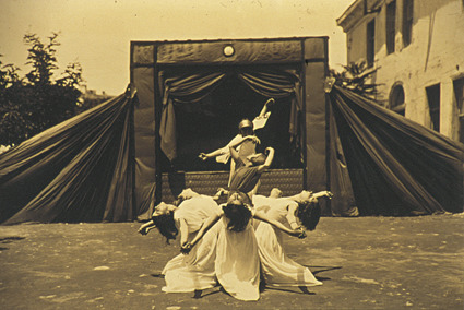 8 Ιουνίου 1930. Διδασκαλείο Θηλέων Θεσσαλονίκης : "Ο χορός του κρίνου". Έμπνευση και χορογραφία των μαθητριών. Προσέξτε την καταπληκτική θεατρική σκηνή στημένη στην αυλή του σχολείου.