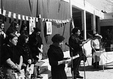 Εορτή της 25ης Μαρτίου 2001 στο Πολυκλαδικό. Η Διευθύντρια Ευαγγελία Καπετάνου, μαζί με τον εκπαιδευτικό κ. Χρήστο Θεολόγο απαγγέλουν ένα ρητορικό λόγο : το λόγο του Κολοκοτρώνη στην Πνύκα.