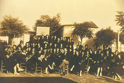 Η ορχήστρα και η χορωδία του Διδασκαλείου. Στη μέση ο καθηγητής μουσικής Ευάγγελος Καραηλίας.