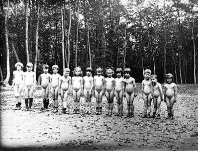 Από σχολείο στη Γερμανία, που επισκέφθηκε ο Μίλτος Κουντουράς, κατά την παραμόνη του εκεί.