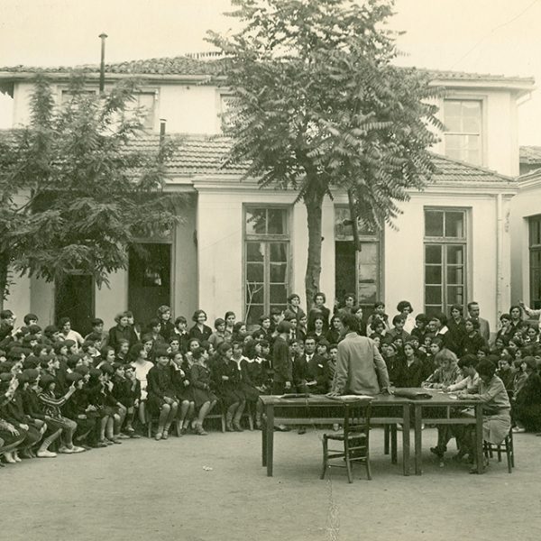 Διδασκαλείο Θηλέων Θεσσαλονίκης, μία από τις πραγματοποιούμενες κάθε Πέμπτη Συγκεντρώσεις του Σχολείου