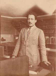 Ο Μίλτος Κουντουράς σε βιβλιοθήκη στο Μόναχο, 1924.