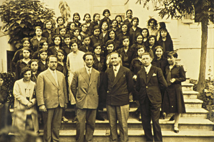 Διδασκαλείο Θηλέων Θεσσαλονίκης : ο Μίλτος Κουντουράς και οι συνεργάτες του εκπαιδευτικοί, με ομάδα μαθητριών του σχολείου.
