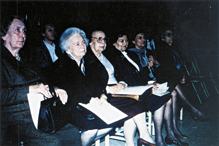 Οι Δασκάλες - μαθήτριες του Κουντουρά που μας τίμησαν με την παρουσία τους τον Απρίλιο του 1994 κατά την εκδήλωση για τη μετονομασία του σχολείου. Από αριστερά η κ.Βαφείδου, η κ.Πιστικίδου, η κ.Αγγελίδου, η κ.Πασχαλίδου και η κ.Ραζή.