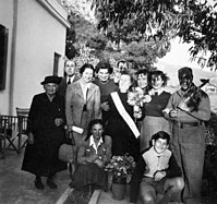 Η Ολυμπία Κουντουρά με φίλους της οικογένειας. Καθισμένος μπροστά δεξιά, ο Λίνος Κουντουράς.