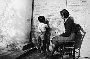 Ο Λίνος με τη μητέρα του, Ολυμπία Κουντουρά, "γράφει" στον "πίνακα" - στην πόρτα του γκαράζ, στο σπίτι της Νέας Χαλκηδόνας.