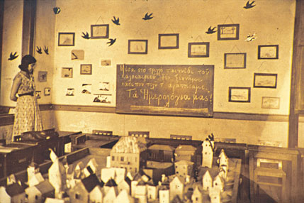 "Β' τάξη Προτύπου. Αποχαιρετώντας την τάξη μου". Αυτά γράφει ο Μ. Κουντουράς, ως λεζάντα στη φωτογραφία, που περιλαμβάνεται στο φωτογραφικό άλμπουμ του Κουντουρά, από το Διδασκαλείο Θηλέων Θεσσαλονίκης.