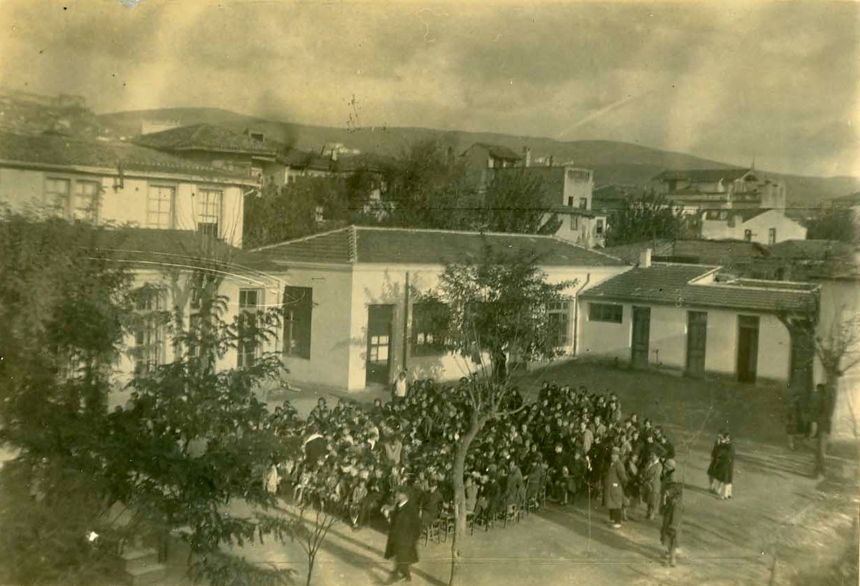 Διδασκαλείο Θηλέων Θεσσαλονίκης, συγκέντρωση του σχολείου στην αυλή.