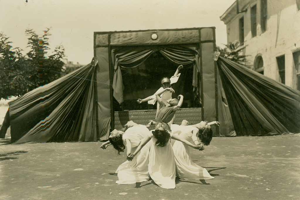 "Ο χορός του κρίνου" έμπνευση και χορογραφία μαθητριών, 8 Ιουνίου 1930.