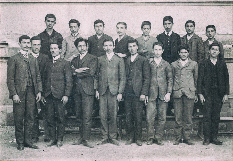 Η τελευταία τάξη του εξαταξίου Γυμνασίου Μυτιλήνης. Οκτώβριος 1906. Ο Μίλτος Κουντουράς τέταρτος από αριστερά στην πρώτη σειρά.