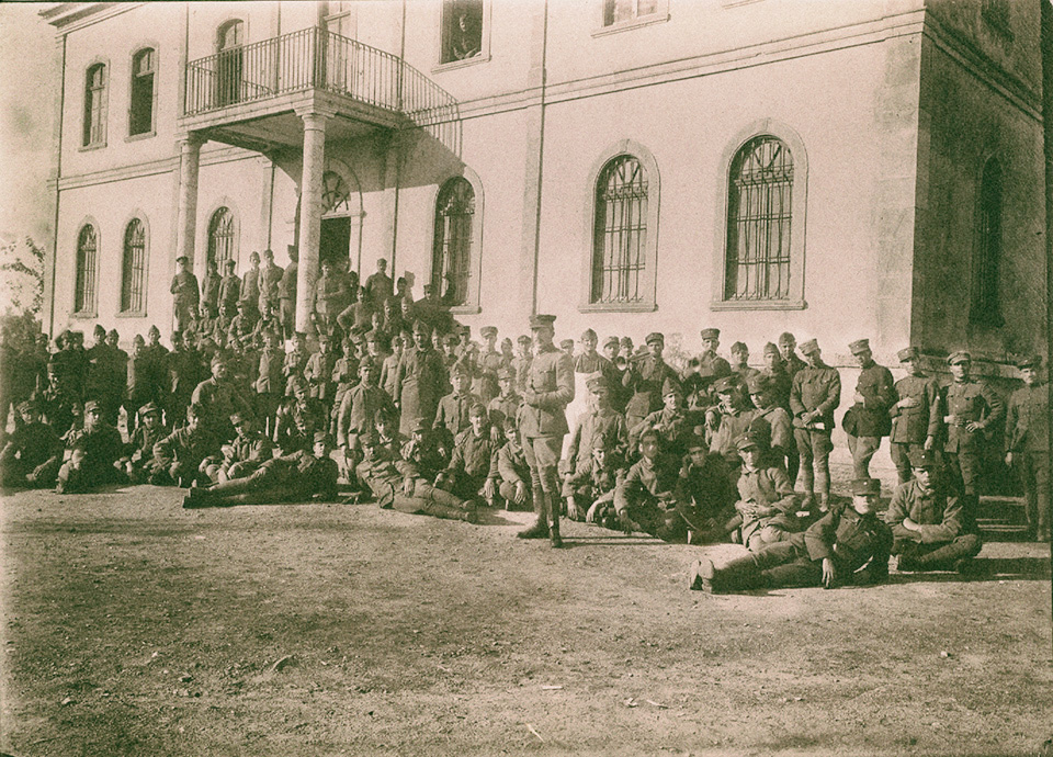 Αϊδίνι, Νοέμβριος 1921. "Οι Νεοσύλλεκτοι", σημειώνει στη ράχη της φωτογραφίας ο Μίλτος Κουντουράς, έφεδρος υπολοχαγός και διοικητής του 13ου Λόχου.