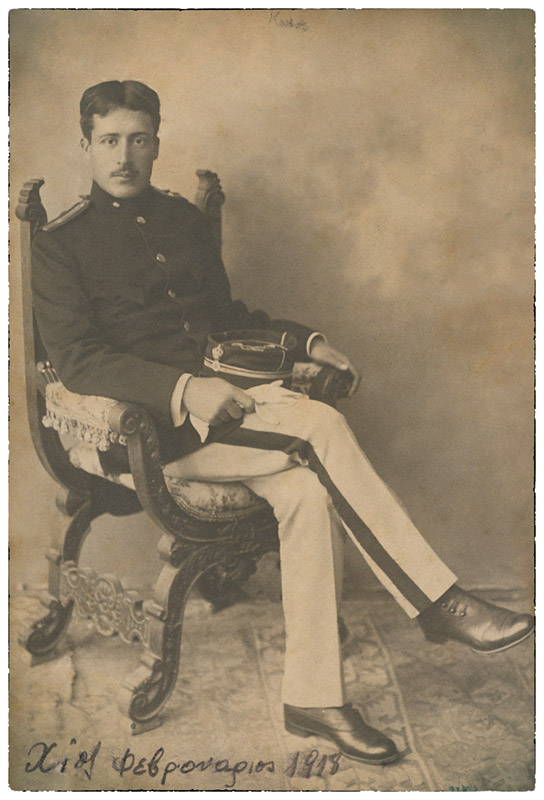 Ο Μίλτος Κουντουράς, ως έφεδρος αξιωματικός, στη Χίο τον Φεβρουάριο του 1918.