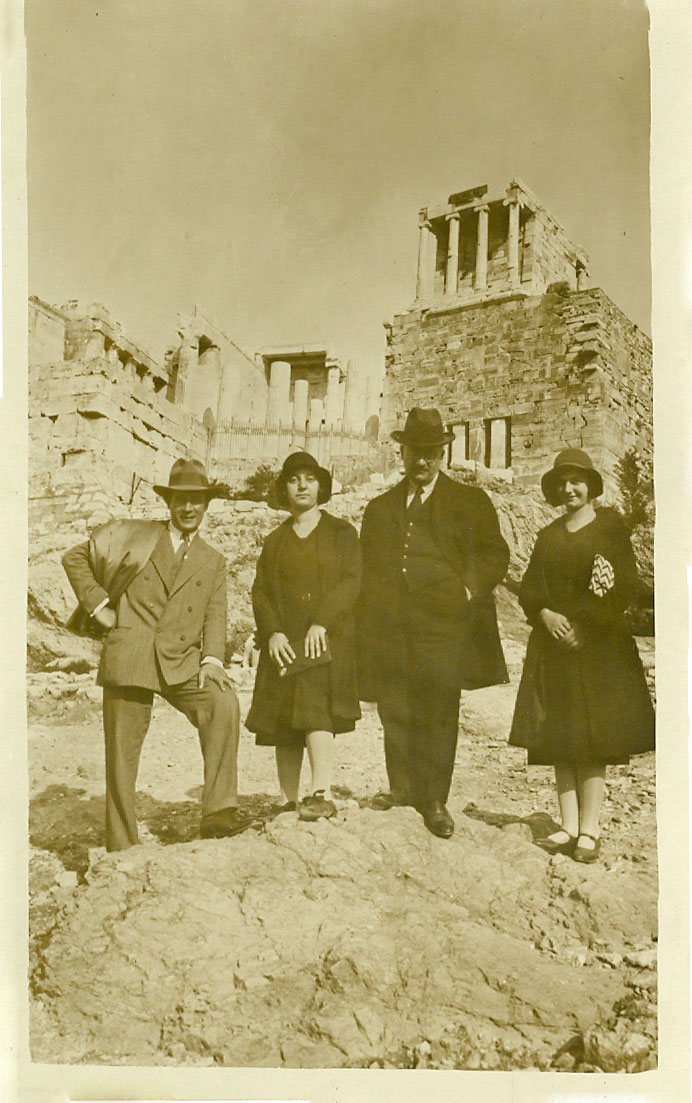 Μίλτος Κουντουράς, Ειρήνη (Ρένα) Κουντουρά, Ιωάννης Κουντουράς, Άρτεμις (Μίτσα) Κουντουρά, Ακρόπολη, 31 Οκτωβρίου 1930.